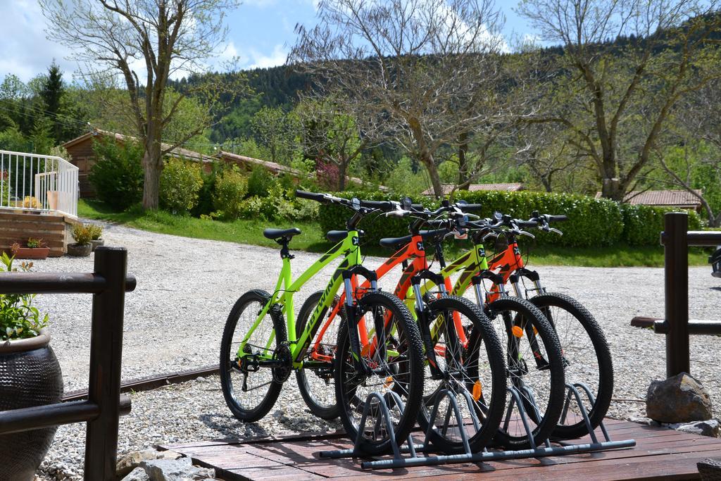 Camping La Mare Aux Fees Hotell Roquefeuil Exteriör bild