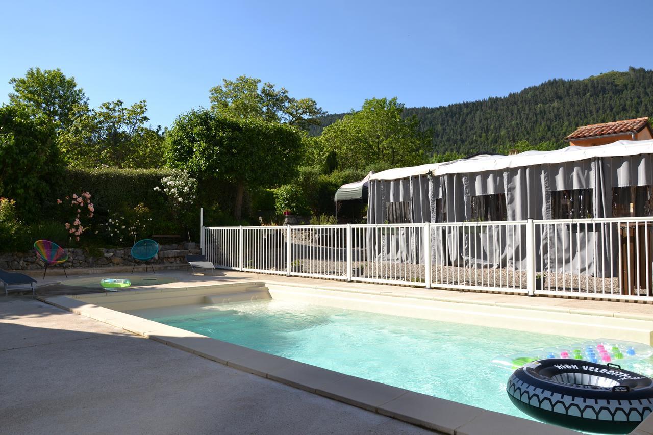 Camping La Mare Aux Fees Hotell Roquefeuil Exteriör bild